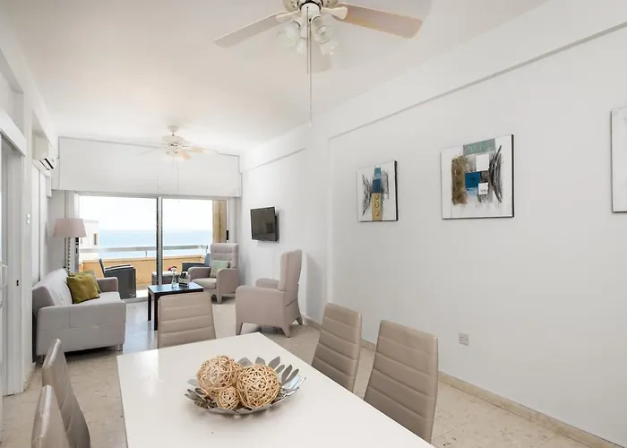 アパート Apollon Sea View Beachfront Ap 302 ラルナカ